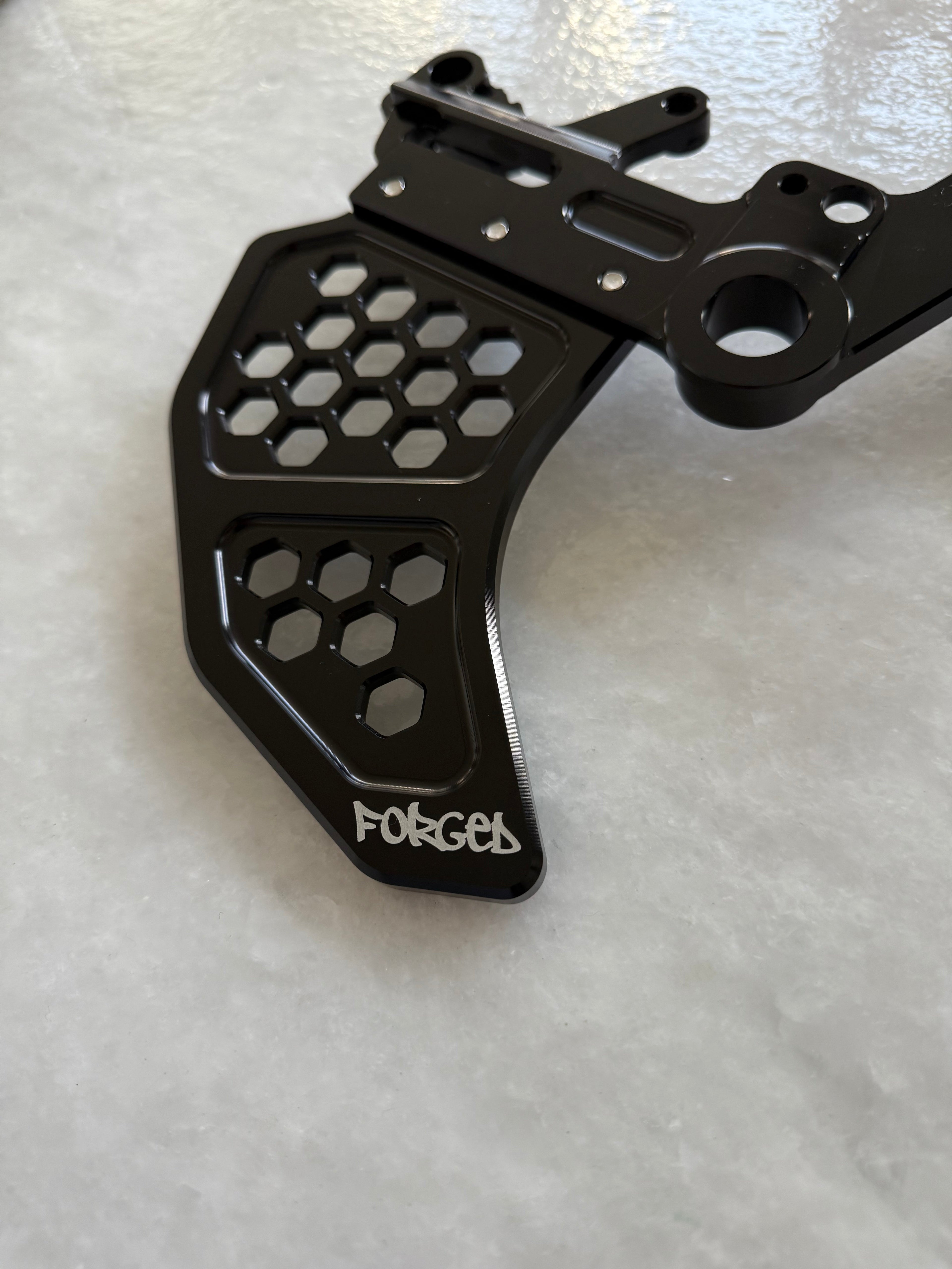 Metal Ultra-Bee Dual Caliper Mount